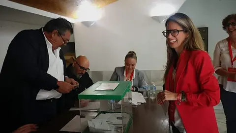 Natalia Santos votando