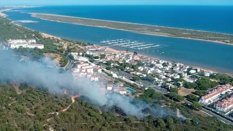 Incendio forestal en el paraje Eurobosa, en El Rompido. Foto: Infoca