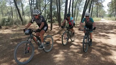 Ciclistas onubenses en un pinar de Vila Real de Santo Antonio