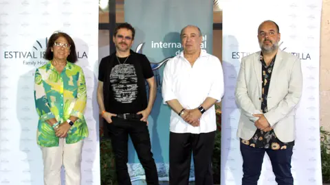 Juanma Bajo Ulloa con representantes de Mancomunidad y director del Festival