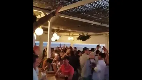 Momento en el que cientos de recreativistas corean el himno. V&iacute;deo: Guille Aceituno
