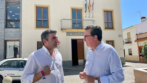 Gonz&aacute;lez con el candidato de Alosno