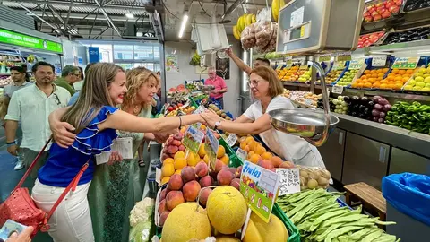 Bella Verano reparte propaganda en el mercado