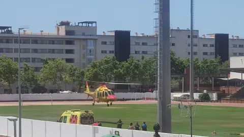 El helic&oacute;ptero del 061 en Isla Cristina
