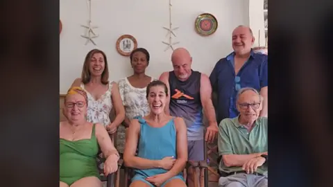 Carolina Mar&iacute;n junto a sus familiares grabando el #operachallenge