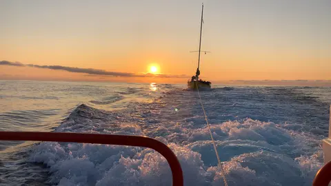 Velero remolcado por Salvamento Mar&iacute;timo