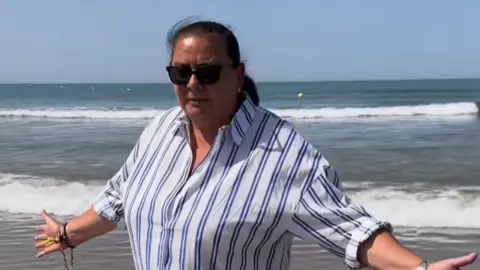 Mar&iacute;a del Monte de paseo por una playa onubense. Foto: redes sociales