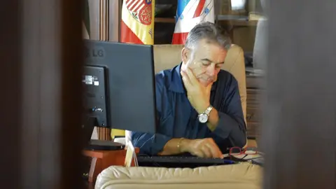 Paco Bella estudia la documentaci&oacute;n