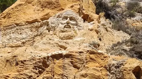 As&iacute; es el popular rostro que ha aparecido en la playa de Rompeculos