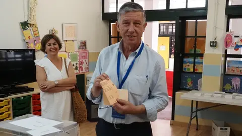 Carmelo Romero muestra su papeleta