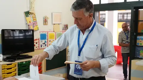 Carmelo Romero votando