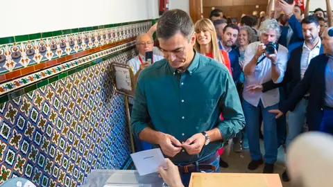 S&aacute;nchez votando