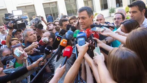 S&aacute;nchez atiende a los medios
