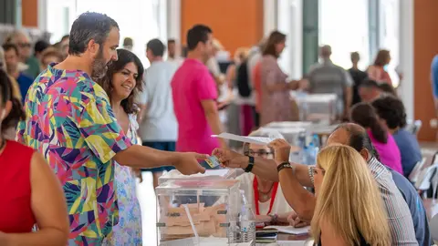 Electores votando