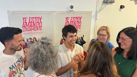 La rectora saluda al protagonista de Te estoy amando locamente