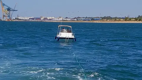 Salvamento Mar&iacute;timo rescata remolca la embarcaci&oacute;n al puerto de Mazag&oacute;n. Foto: Salvamento Mar&iacute;timo