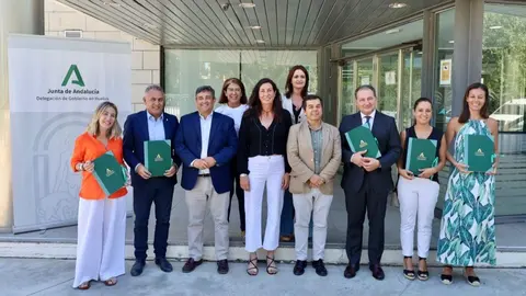 Foto de familia entrega subvenciones innovaci&oacute;n social en Huelva