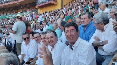 Mar&iacute;n, con representantes pol&iacute;ticos, y el presidente de Azahara en la plaza de toros