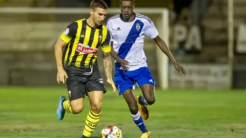 Jugadores del Recre y el San Roque tras el bal&oacute;n