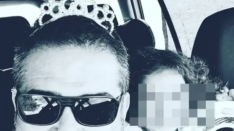 Manuel Barroso con diadema que le puso su hija