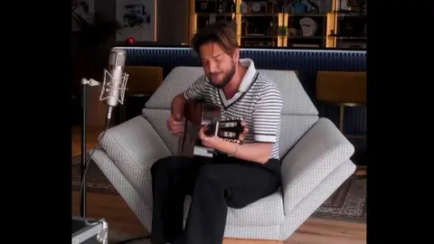 Manuel Carrasco canta una de sus canciones