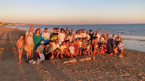 Voluntarios en la playa de Mazag&oacute;n. Foto: QuiQue Bolsitas