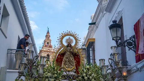 La Virgen inicia su triunfal recorrido por el pueblo