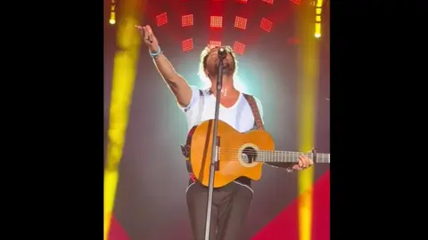 Manuel Carrasco homenajea a Mar&iacute;a Jim&eacute;nez en un concierto. Foto: El Mar de Isla Cristina