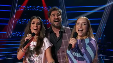 La cartayera Carmen Vento canta un fandango alosnero con los coches de La Voz de Antena 3