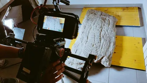 Estela prehist&oacute;rica hallada en Ca&ntilde;averal de Le&oacute;n. Foto: redes sociales de la alcaldesa, Mercedes Gordo M&aacute;rquez
