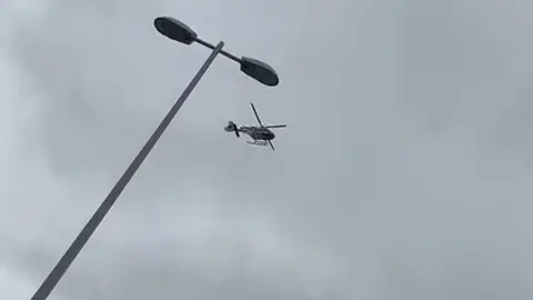 Helic&oacute;ptero sobrevolando P&eacute;rez Cubillas en estos momentos