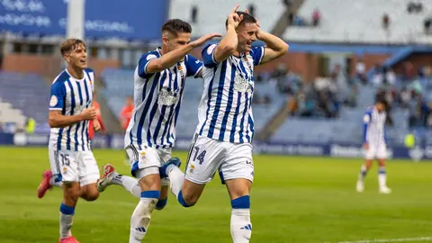 Caye y De la Rosa celebrando el gol con Del Pozo. Recre
