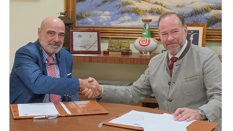 Firma del acuerdo entre los presidentes de ANCCE y Fundaci&oacute;n Caja Rural del Sur