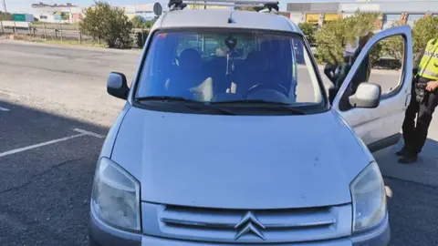 Coche interceptado con la ITV caducada. Foto: Polic&iacute;a Local de Huelva