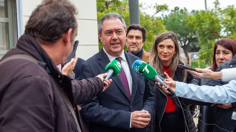 Espadas atiende a los medios en Huelva