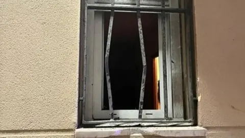 Reja de la ventana forzada. Foto: Polic&iacute;a Local de Ayamonte