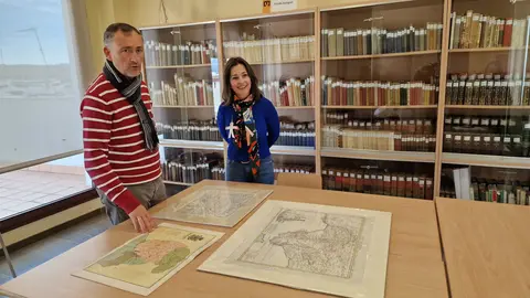 La concejala de Educaci&oacute;n, Antonia Garc&iacute;a, y el t&eacute;cnico de la biblioteca, Eugenio Bernal