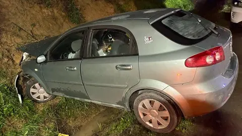 Coche accidentado en la HU-3105. Foto: Bomberos del Consorcio