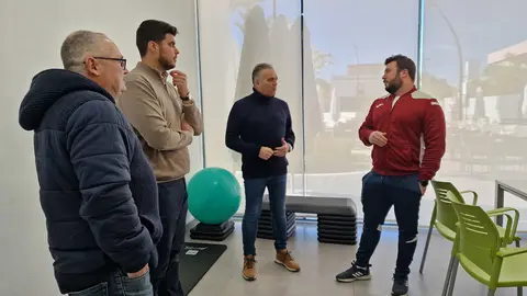 T&eacute;cnicos del polideportivo con el alcalde y el concejal de Deportes