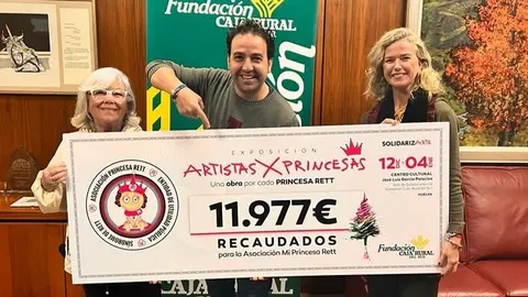 Foto de la entrega por parte de la Fundaci&oacute;n Caja Rural del Sur de la recaudaci&oacute;n en la exposici&oacute;n solidaria de Navidad