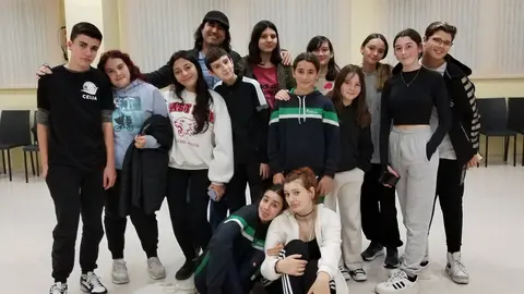 El elenco junto al director y Dani Verum
