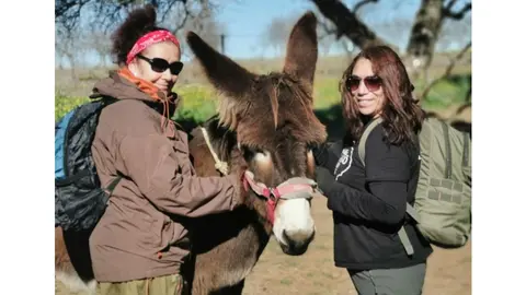 Las dos peregrinas chilenas con la burrita Alaska