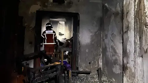 Bomberos del consorcio provincial en la casa siniestrada. Foto: consorcio de bomberos de Huelva