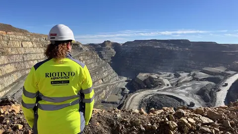 Operaria ante una corta de Riotinto
