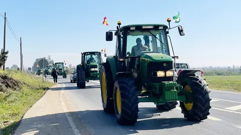 Tractores dirigi&eacute;ndose a Huelva