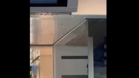 El agua filtrada de la lluvia moja a los pasajeros del tren Huelva-Madrid. Captura del v&iacute;deo de Berta Centeno