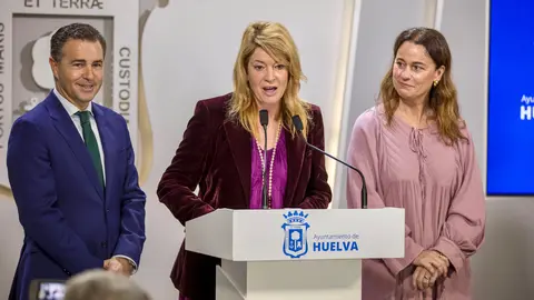 La alcaldesa de Huelva, Pilar Miranda, junto a