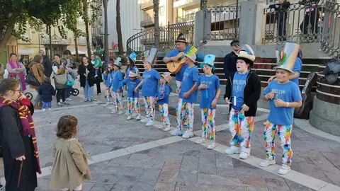 La comparsa del Colegio de La Hispanidad estuvo ayer por las calles de Huelva cantando sus coplas
