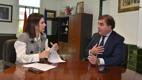 El alcalde de Punta Umbr&iacute;a, Jos&eacute; Carlos Hern&aacute;ndez Cansino, reunido con la delegada de Econom&iacute;a, Luc&iacute;a N&uacute;&ntilde;ez