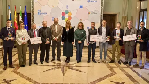 La alcaldesa de Huelva, Pilar Miranda, junto a la concejala Pastora Gim&eacute;nez, y los galardonados